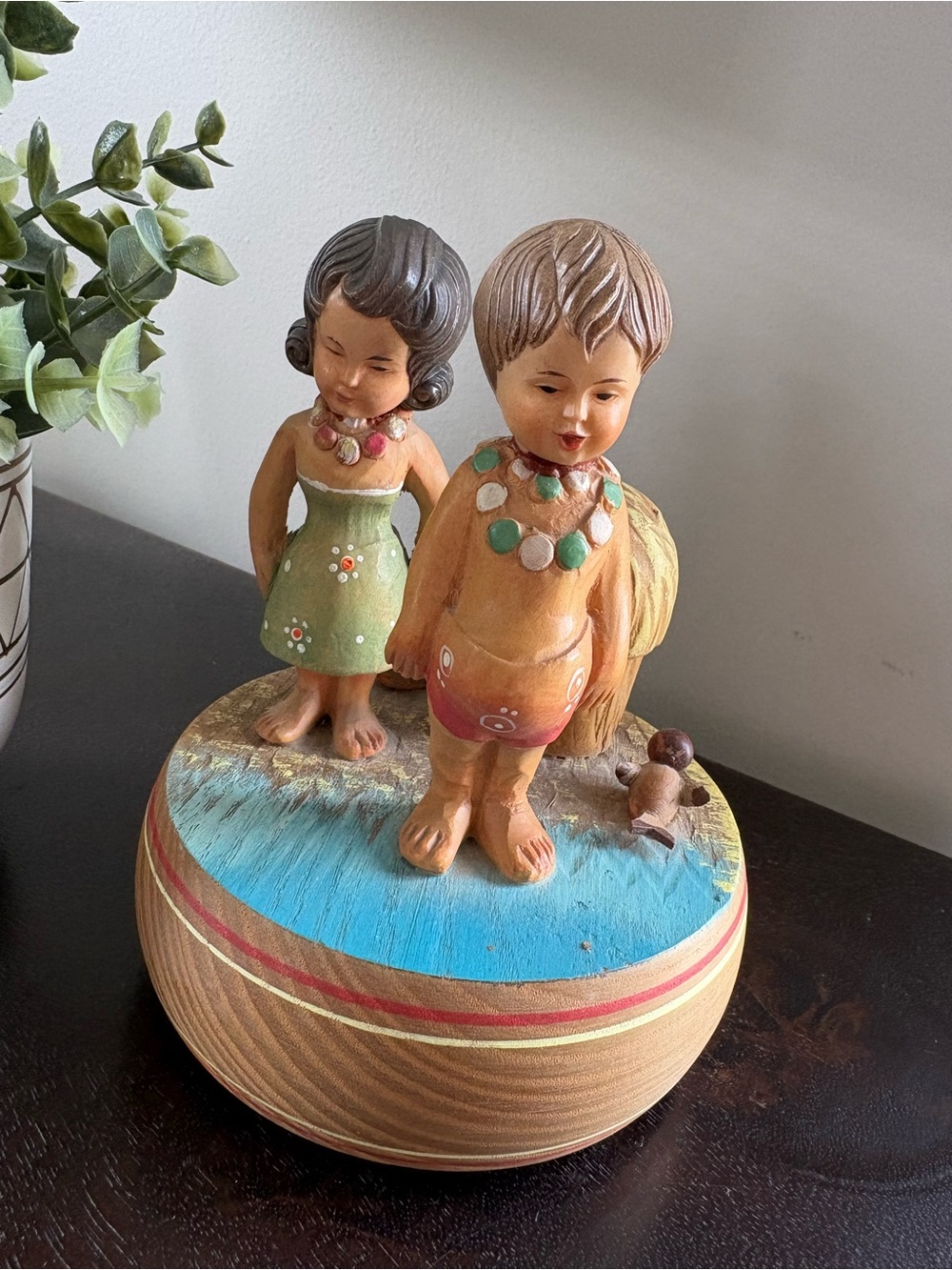 Vintage Reuge (Switzerland) Hawaii Boy Girl Music Box Tiny Bubbles Swiss